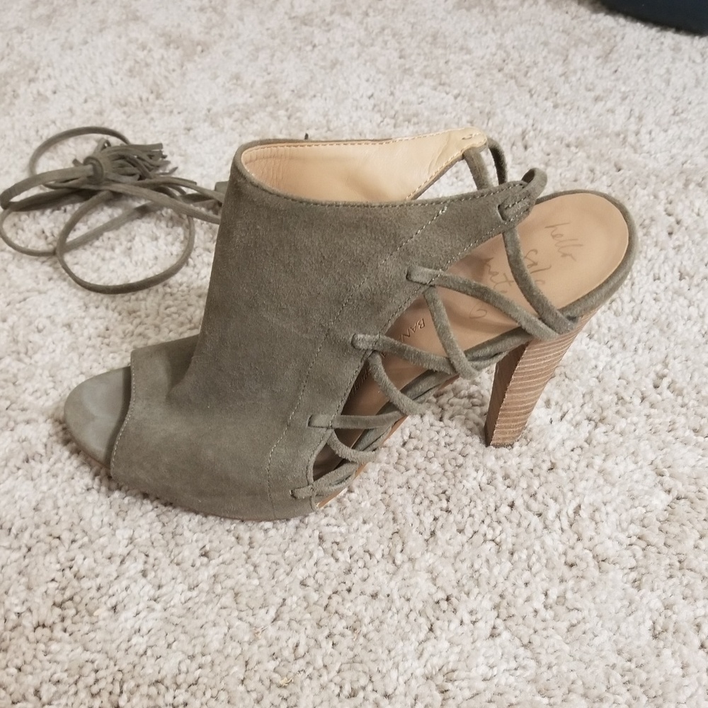☀️Banana republic olive green suede sandals - Picture 5 of 7